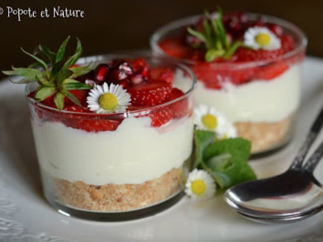 Verrines de cheesecake aux fraises, à la grenade et aux sablés de Retz