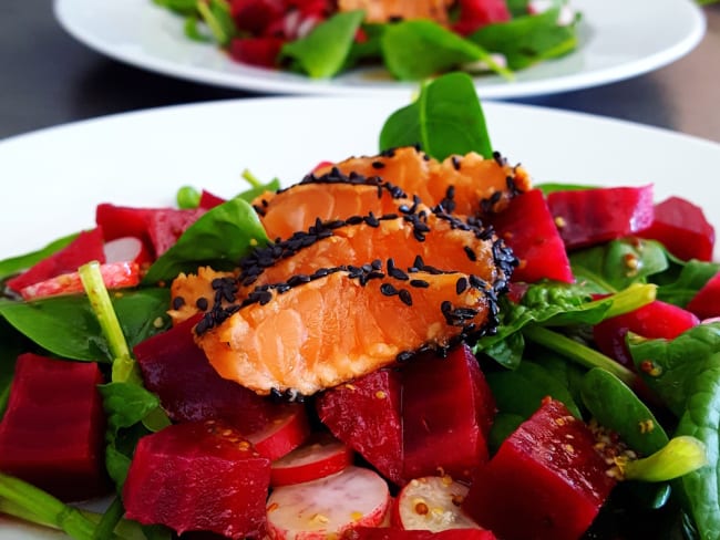 Tataki de saumon et salade vitaminée et colorée