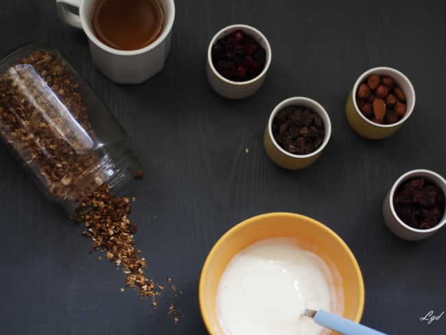 Granola au beurre de coco et au miel pour le petit déjeuner