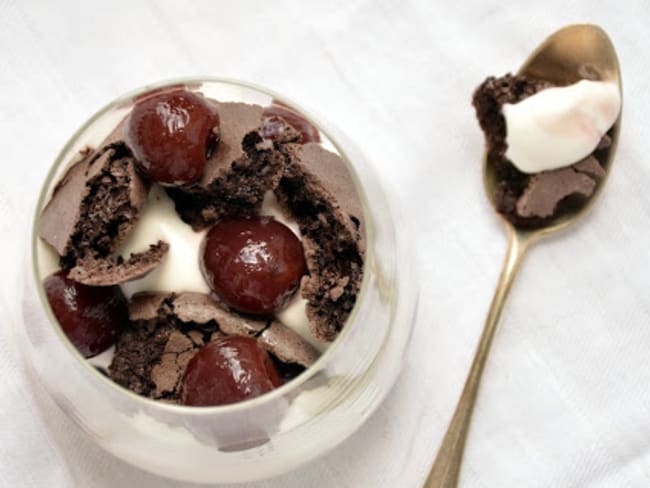 Eton mess chocolat, cerises et Chantilly