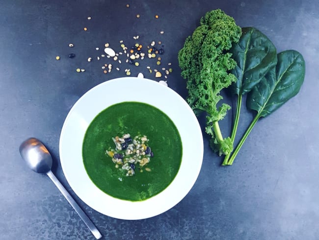 Soupe detox au chou kale et aux épinards frais