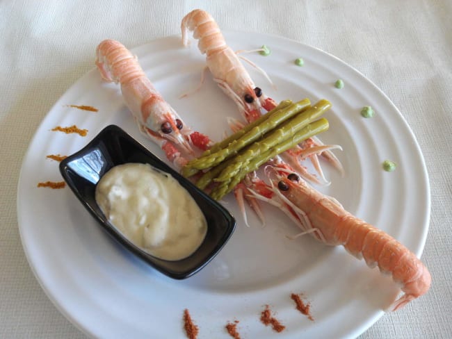 Entrée de langoustines, sauce crémeuse au curry et asperges vertes