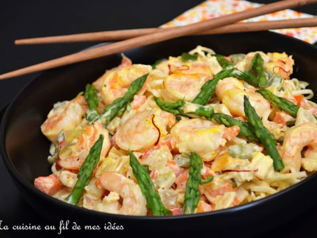 Nouilles chinoises aux crevettes, petits légumes et asperges vertes
