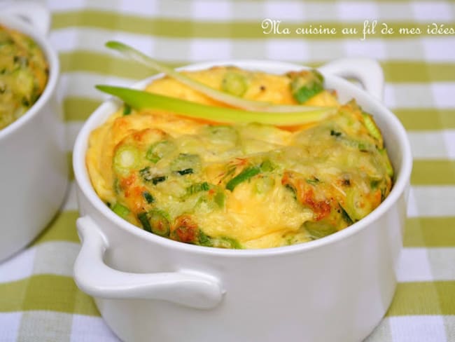 Omelette soufflée en cocottes aux jeunes oignons et à la ciboulette