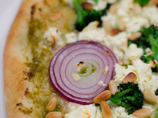 Pizza au brocoli, à la feta et à l'oignon rouge