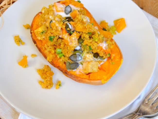 Butternut farcie au quinoa, tofu fumé et chou kale