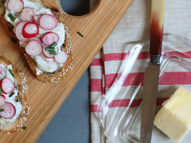 Tartines printanières de tzatziki aux oignons nouveaux et radis 