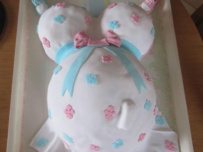 Gâteau femme enceinte pour un baby shower