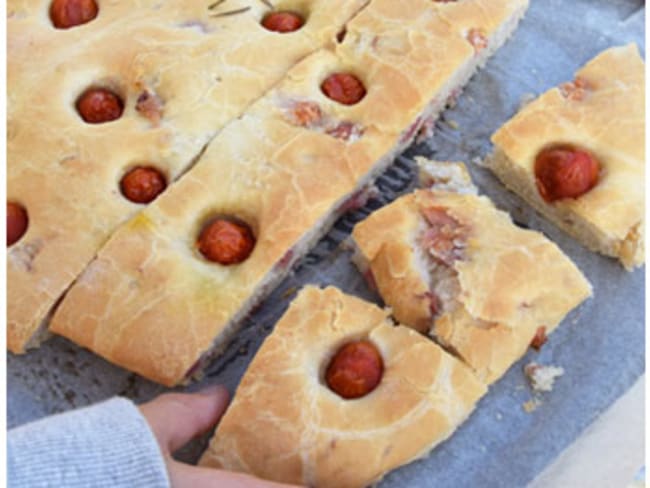 Fougasse salée aux lardons et tomates cerises