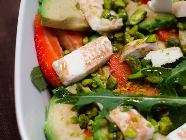 Salade de fraise, d'avocat et de chèvre aux pistaches