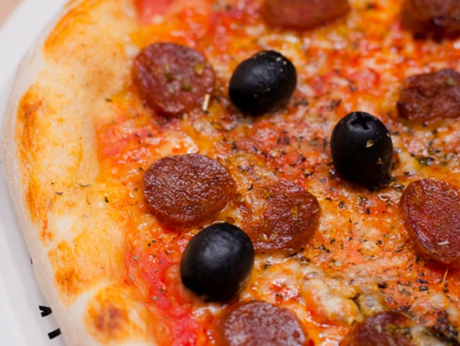 Pizza au chorizo et aux olives noires