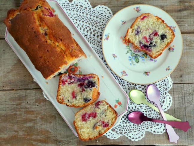 Cake myrtilles, framboises, citron vert et noix de coco