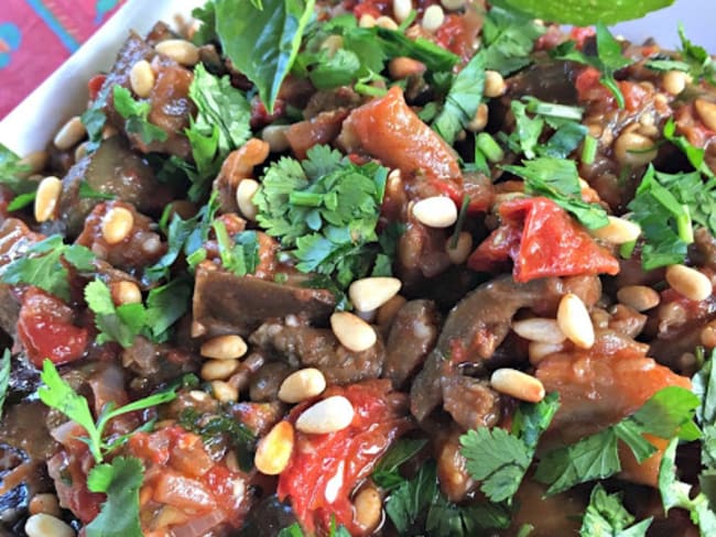 La salade d'aubergines à la tomate, coriandre et pignons de pin