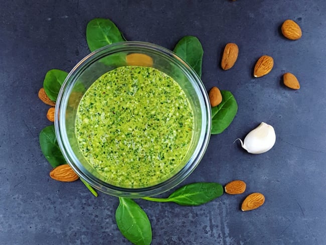 Pesto d’hiver aux pousses d’épinards, amandes et huile de noisette