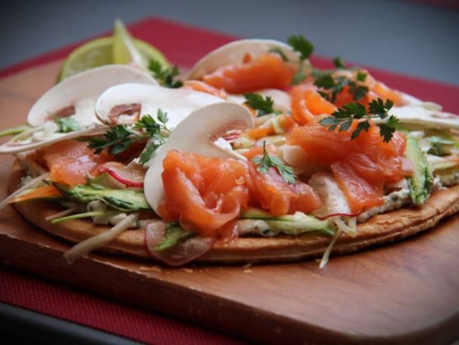 Tarte fine au saumon fumé et aux légumes croquants