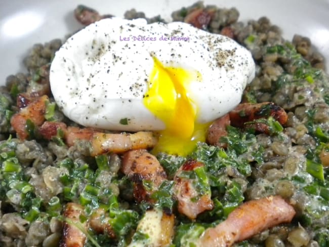 Salade tiède de lentilles, œuf poché et lardons fumés