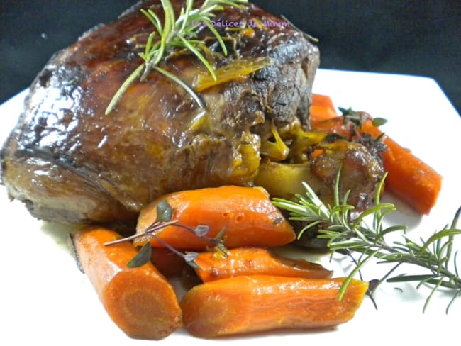 Gigot d’agneau confit au miel, carottes et romarin