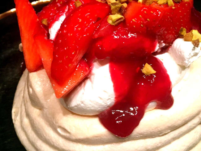 Pavlova aux fraises comme un nuage