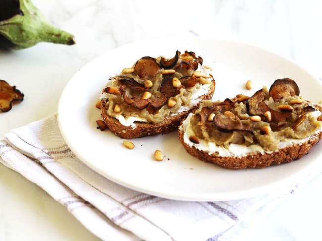 Tartines à l’aubergine, fromage de chèvre et miel