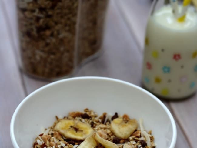 Muesli maison au chocolat, bananes et noix de coco