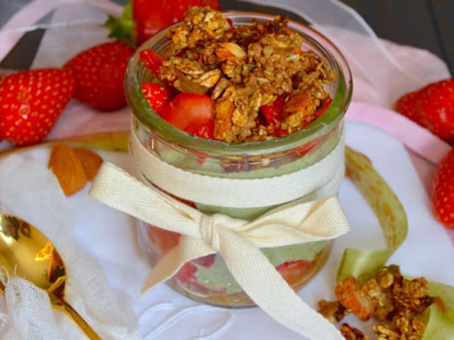 Trifle acidulé aux fraises, rhubarbe, moringa et granola quinoa rhubarbe