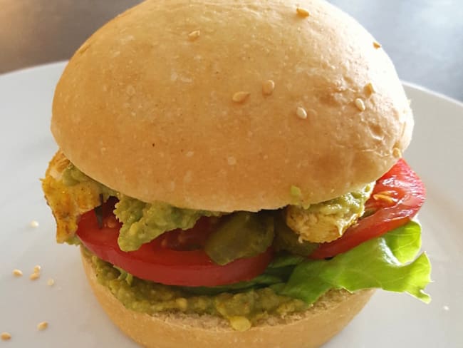 Burger poulet mariné et avocat - La cerise sur le maillot