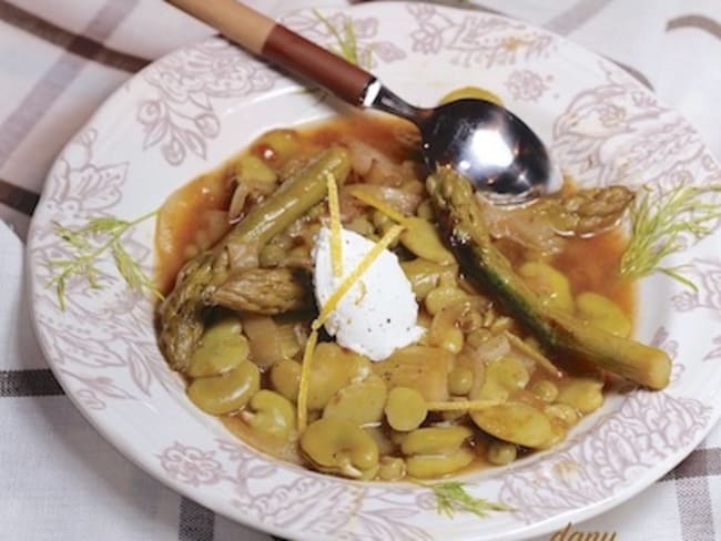 Soupe de printemps aux fèves asperges vertes et quenelles de chèvre