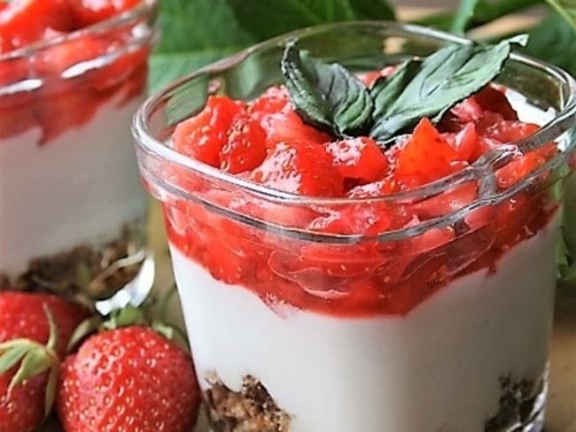 Mousse de coco sur crumble de kasha aux fraises