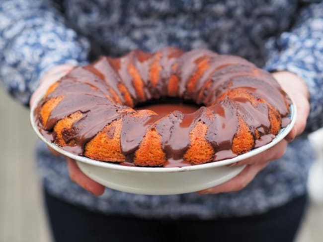 Gâteau moelleux facile au café et à la noix de coco, nappé de chocolat