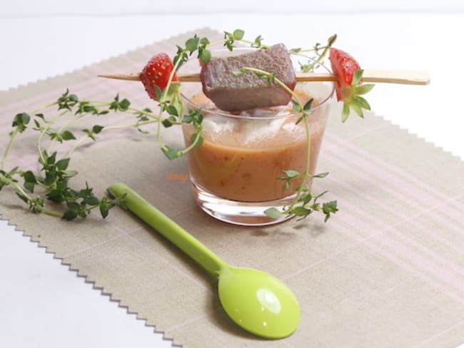 Gaspacho à la fraise pastèque et thon mi-cuit