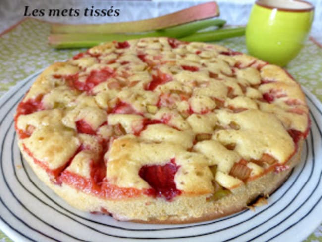 Gâteau moelleux fraises et rhubarbe