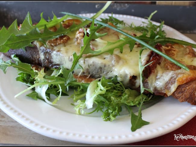 Tartines à la mozzarella et aux tomates séchées , salade de pissenlit