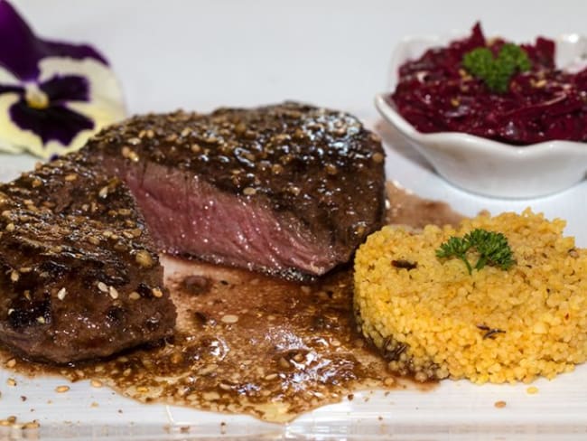 Pavés d'autruche sauce au Dukkah, couscous épicé, betteraves au roux