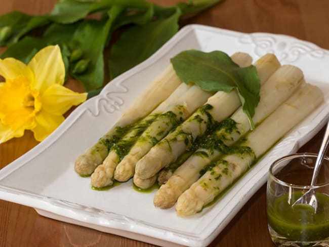 Asperges blanches et vinaigrette à l'ail des ours