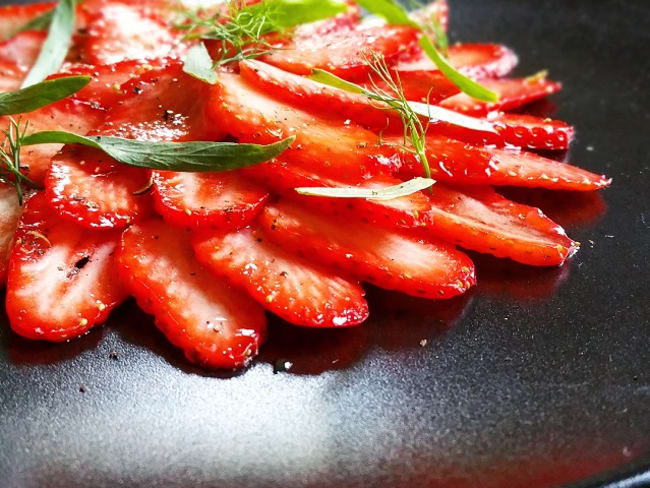 Carpaccio de fraises à l'estragon, timut et sirop de tonka