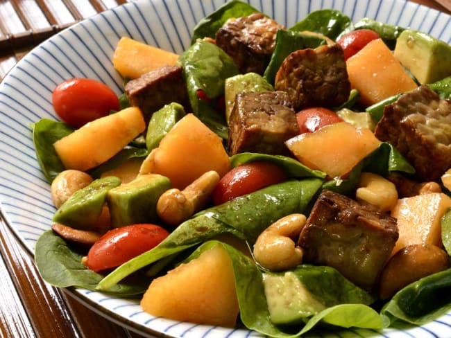 Salade de pousses d’épinards et de tempeh mariné