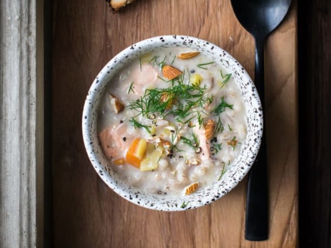 Soupe finlandaise saumon, orge et crème d'amande