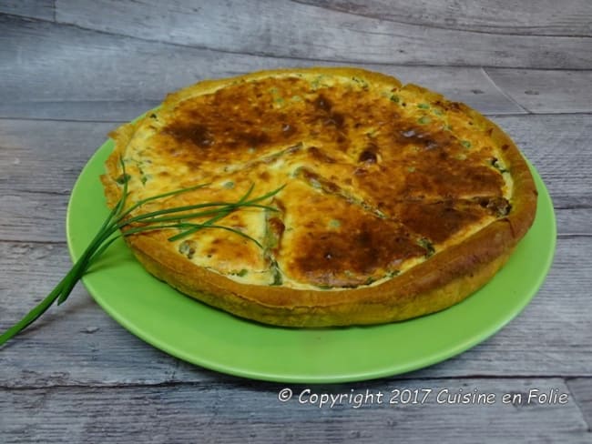 Quiche printanière aux asperges, petits pois et ricotta, pâte au curcuma