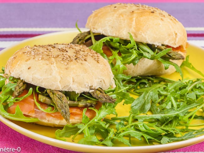 Hamburgers à la truite fumée, à la roquette et aux asperges vertes