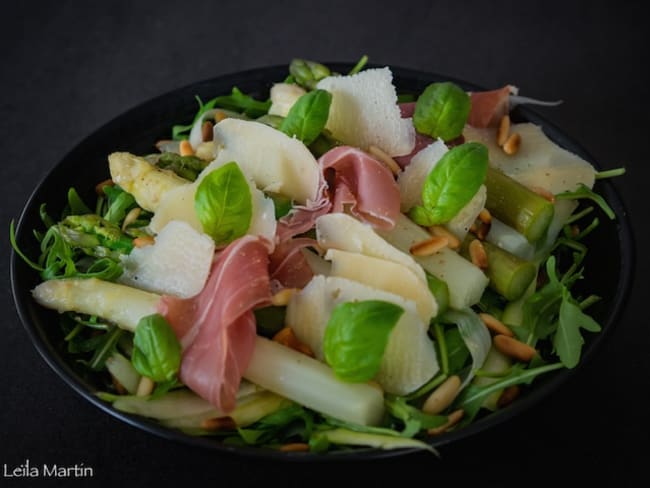 Salade aux deux asperges, roquette, prosciutto crudo et parmesan