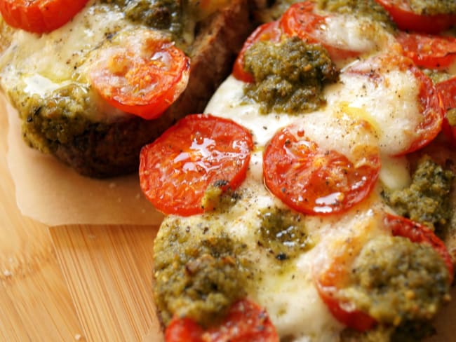 Bruschetta de mozzarella gratinée, tomates cerise et pesto