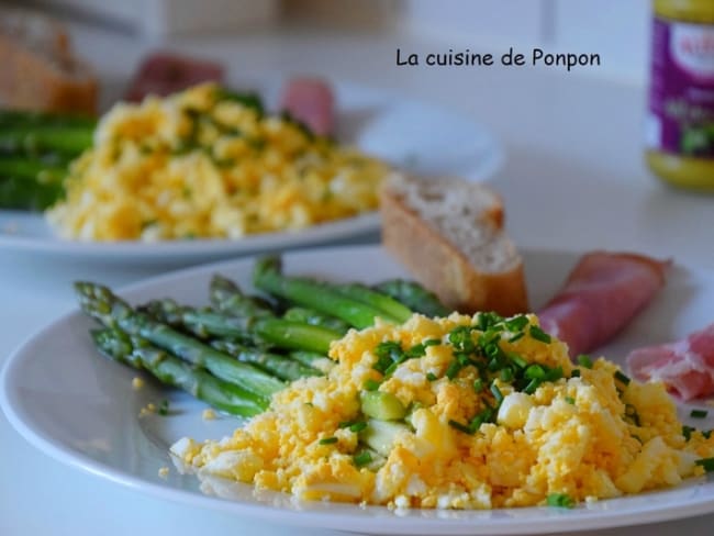 Asperges vertes à la flamande parfumée à l'ail des ours