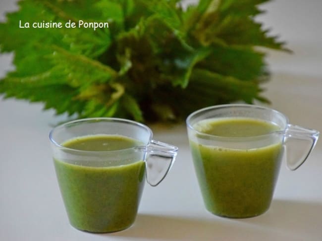 Soupe à l'ortie parfumée au bleu de chèvre