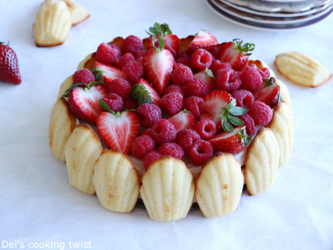 Charlotte aux fraises avec des madeleines