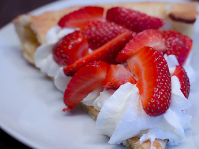 Dutch baby pancake aux fraises et à la chantilly