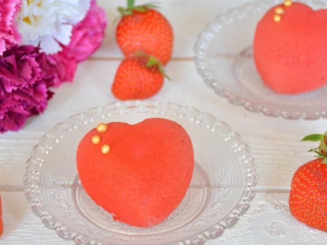 Entremets coeur aux fraises, insert gelée de fraises pour la fête des mères