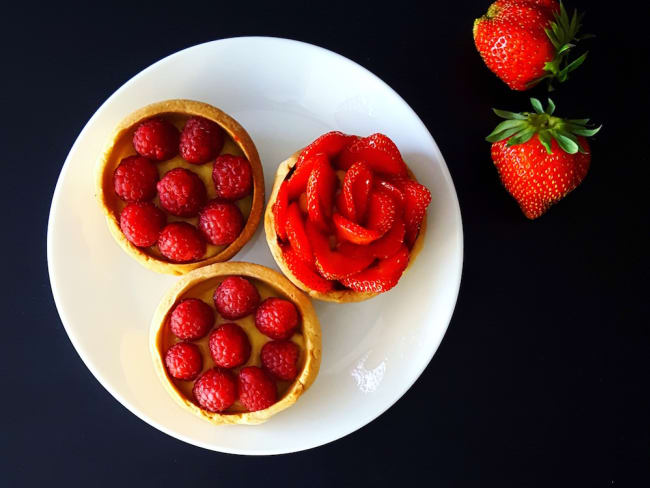 Tartelettes aux fraises et framboises, crème pâtissière amande