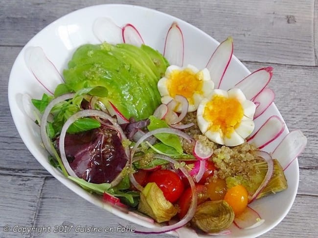 Buddha bowl quinoa, tomates cerises, radis, mesclun, avocat, coeur d'artichaut, vinaigrette asiatique