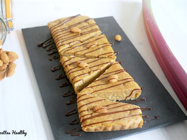 Gâteau fondant à la rhubarbe et aux amandes