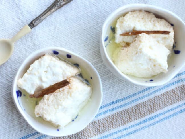 Caillés de lait à la cannelle et au sirop